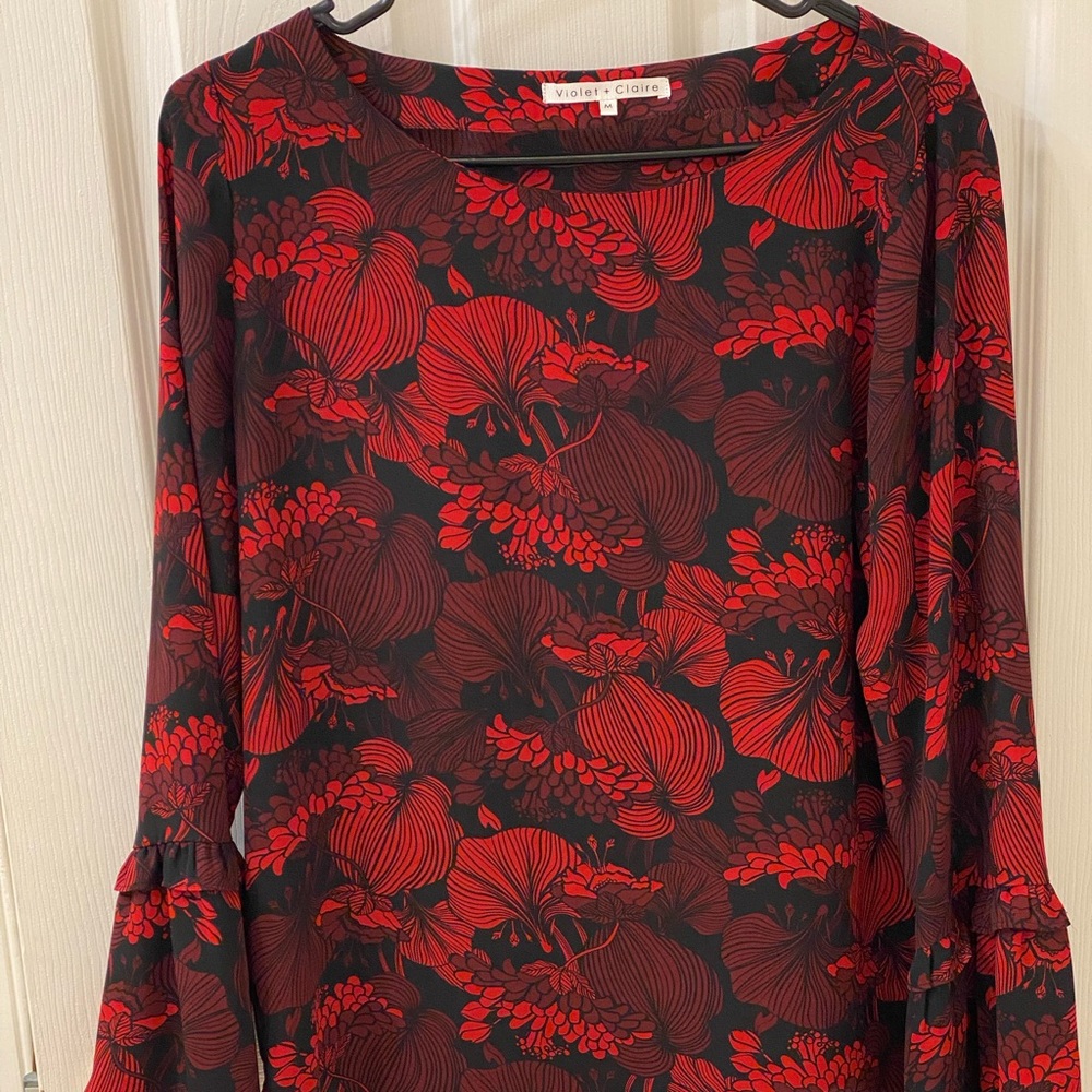 Preowned Violet& Claire M Red / Black With Floral print. Ruffled Bell Sleeves.